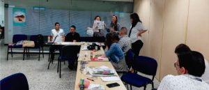 Auditorio de la UCN en el edificio Coltejer. En su interior hay un grupo de personas.