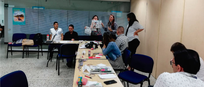 Auditorio de la UCN en el edificio Coltejer. En su interior hay un grupo de personas.