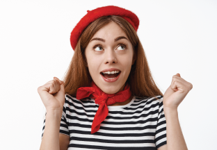 mujer con traje francés