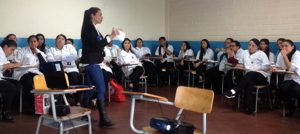 Docente impartiendo clase