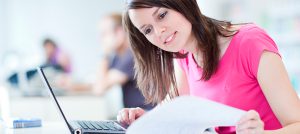 Mujer con computador portatil