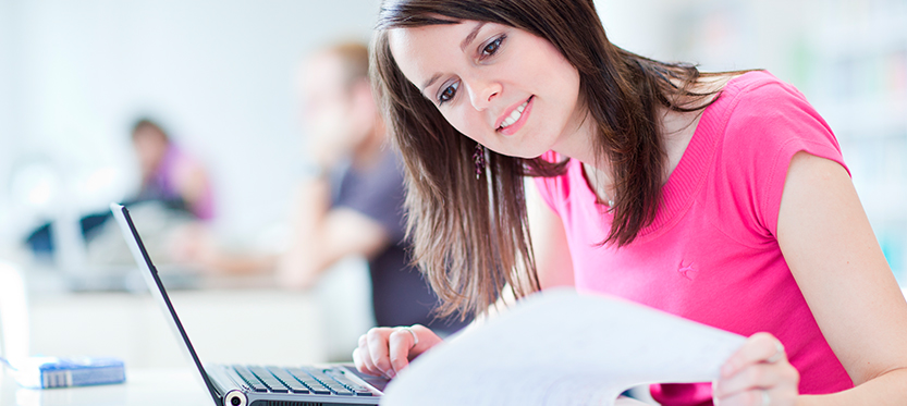 Mujer con computador portatil