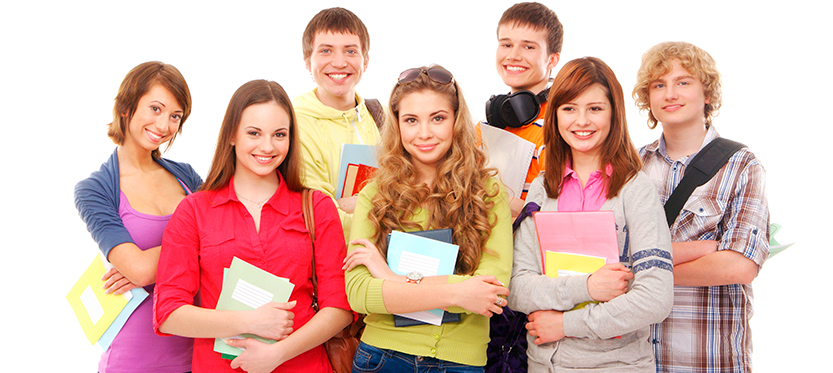 Estudiantes sosteniendo cuadernos