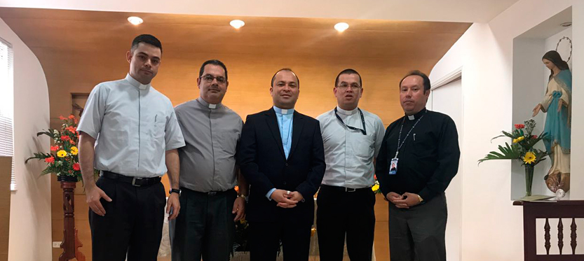 Rector con otros sacerdotes de la UCN