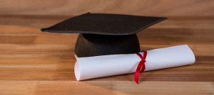 Sombrero y diploma de graduación