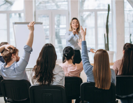 Personas participando en un simposio.