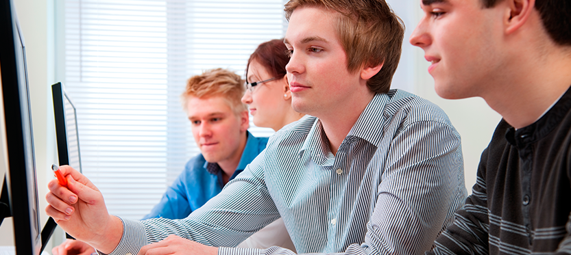Jóvenes frente a computadores