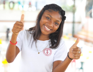 Mujer joven sonriendo.