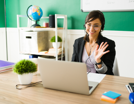 Mujer impartiendo clases a través de medios virtuales.