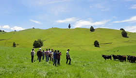 en la imagen se ven los docentes con los bovinos en una cerca