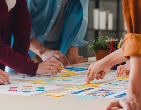 Grupo de personas planeando.