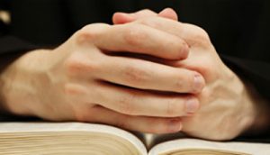 manos sobre un libro