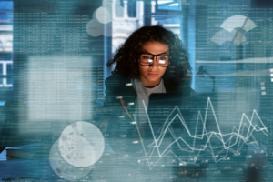 Mujer realizando análisis de datos y gráficas estadísticas.