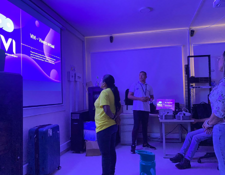 Aula interactiva con luces de color violeta.