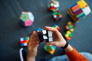 Persona jugando con un cubo de Rubik
