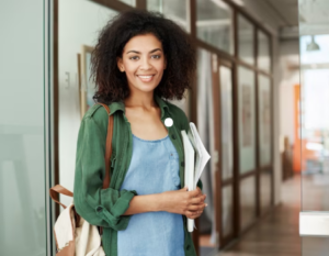 Mujer afrodescendiente en un escenario académico.