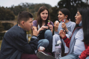 Cuatro jóvenes comiendo golosinas.