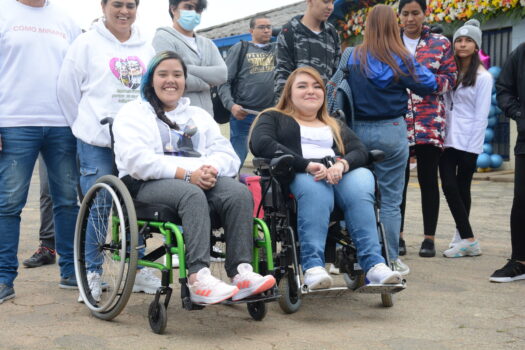 Política Dos estudiantes en sillas de ruedas.