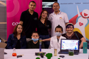 Grupo docente y administrativo con estudiantes de primaria.