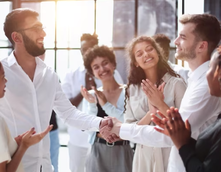 Grupo de personas celebrando un acuerdo.