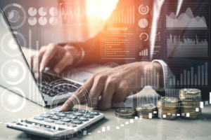 Hombre de negocios habiendo cuentas en una calculadora y al lado con modenas.