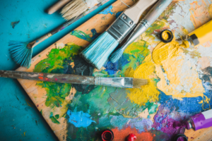 Pinceles sobre tabla con pinturas al óleo.