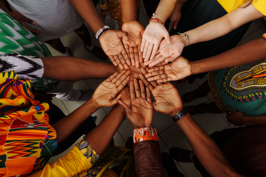 Manos unidas de un grupo de personas.