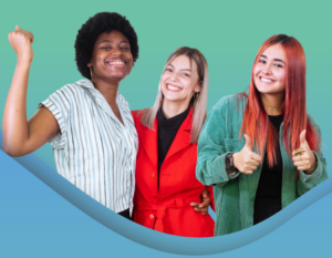 Tres mujeres juntas sonriendo a la cámara.