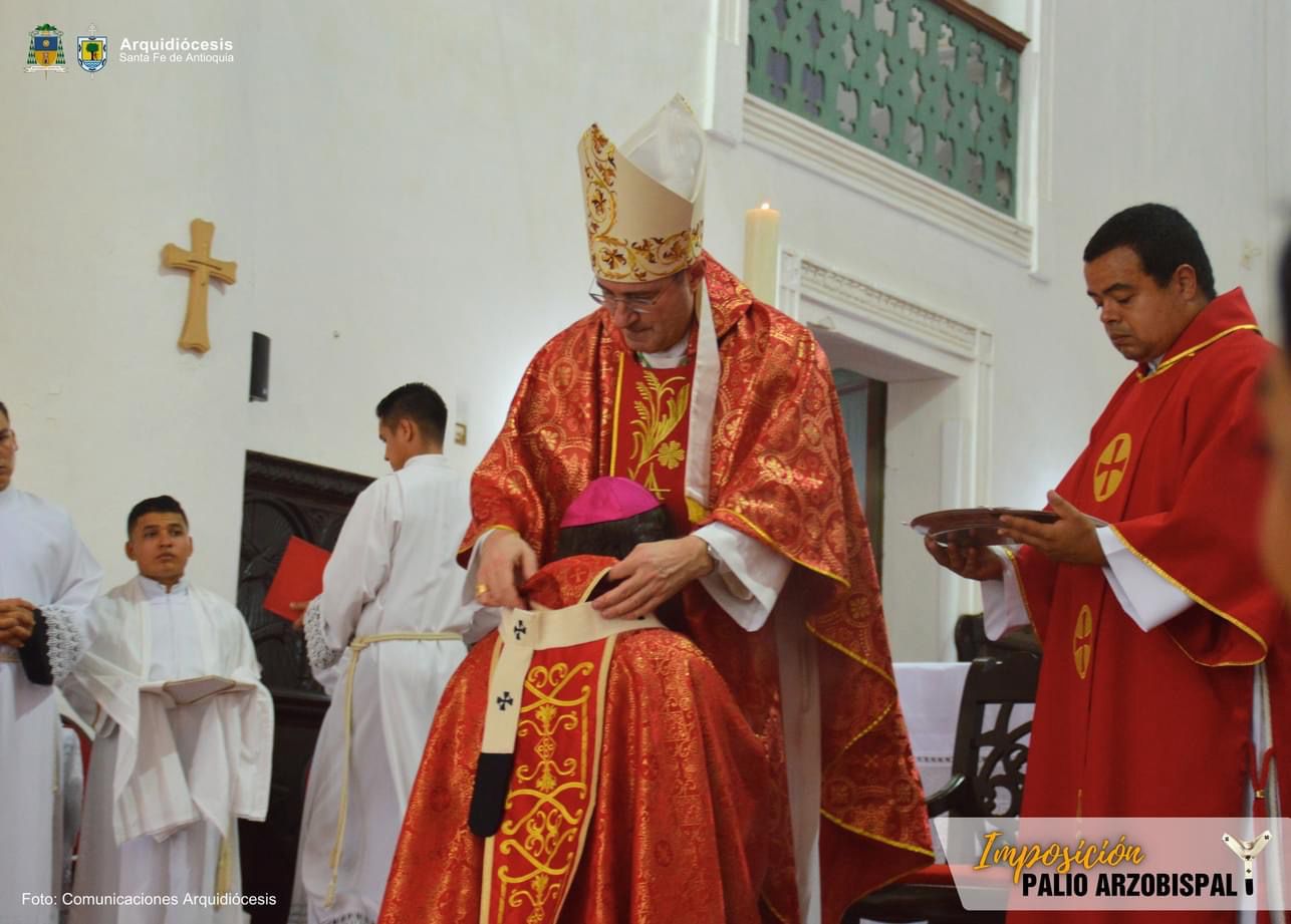 Imposición Palio Arzobispal - Monseñor Hugo Alberto Torres Marín