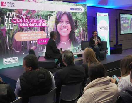 Conferencia del Icetex al frente de un auditorio.