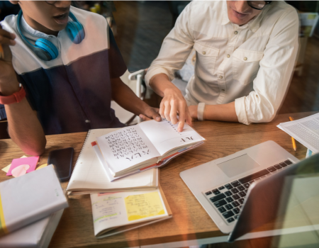 Grupo de investigadores en torno a una mesa.