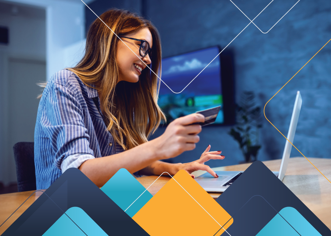 Persona realizando un pago en línea