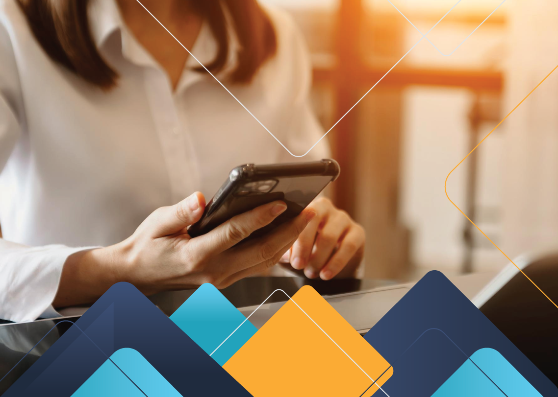 Persona realizando un pago en línea