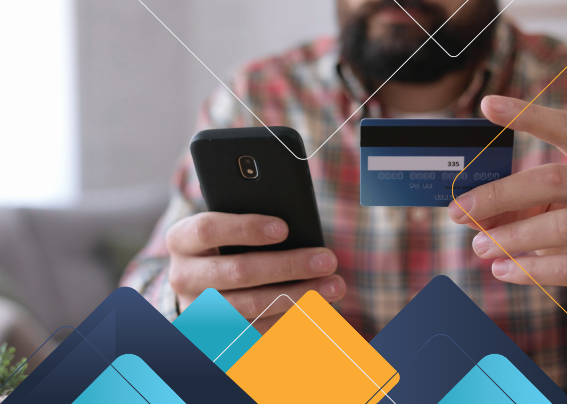 Persona realizando un pago en línea