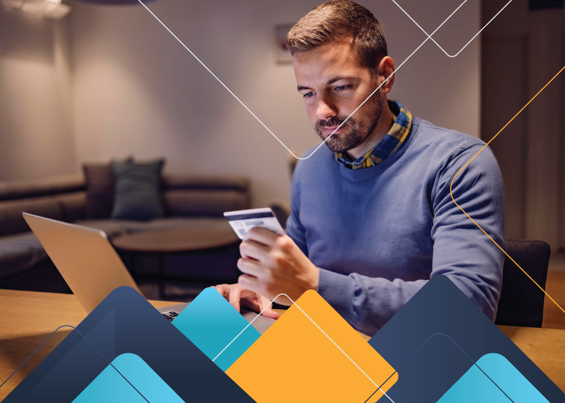 Persona realizando un pago en línea