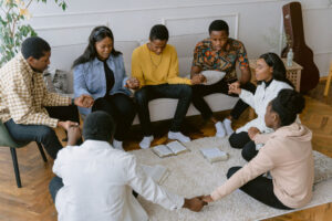Grupo de personas orando tomados de la mano.
