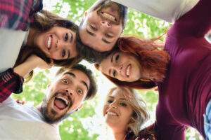 Jóvenes líderes formando un círculo uniendo sus cabezas.