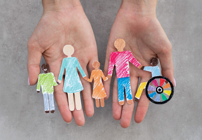 Manos con dibujo de familia inclusiva