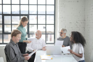 Grupo de trabajo en torno a una mesa.