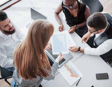 Grupo de cuatro personas en un ambiente corportativo