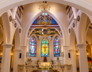 Interior de una iglesia católica.