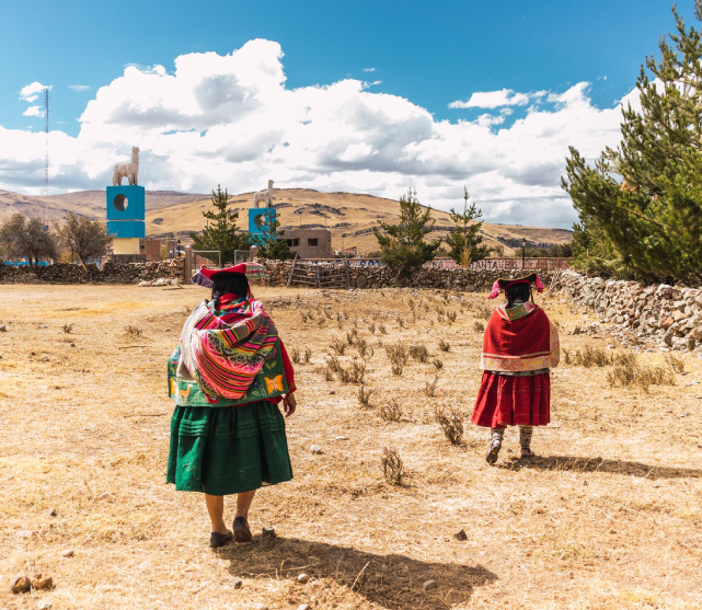 Paisaje de alturas con dos indígenas bolivianas
