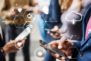 Íconos superpuestos en una imagen de personas que están utilizando sus teléfonos celulares.