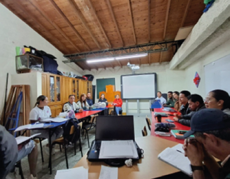 Grupo de docentres del Centro de Ciencias Básicas en la Mesa de Matemáticas de la institución Educativa de María.