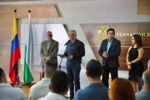 Gobernador de Antioquia presentando el programas Jóvenes Pa´Lante