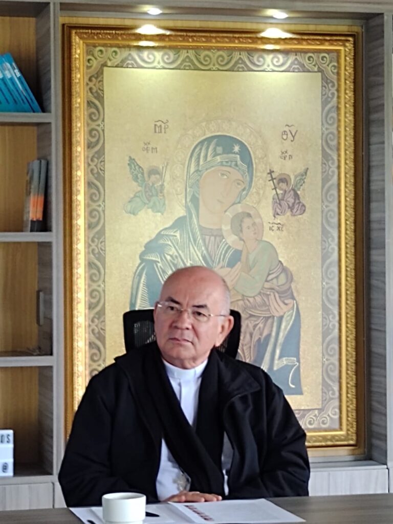 Monseñor Luis Albeiro Maldonado Monsalve en reunión con el equipo sacerdotal de la UCN en Santa Rosa de Osos.