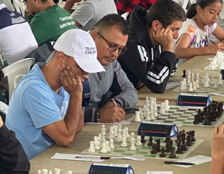 Ajedrecistas en un torneo de ajedrez.