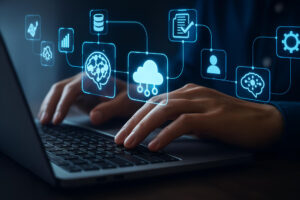 Persona frente a un computador con hologramas de iconos tecnológicos