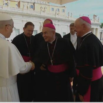 Nuestro Obispo y gran Canciller visitó al Santo Padre unido a nuestro fundador, sacerdotes y otros prelados.