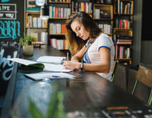 Mujer en un espacio académico.